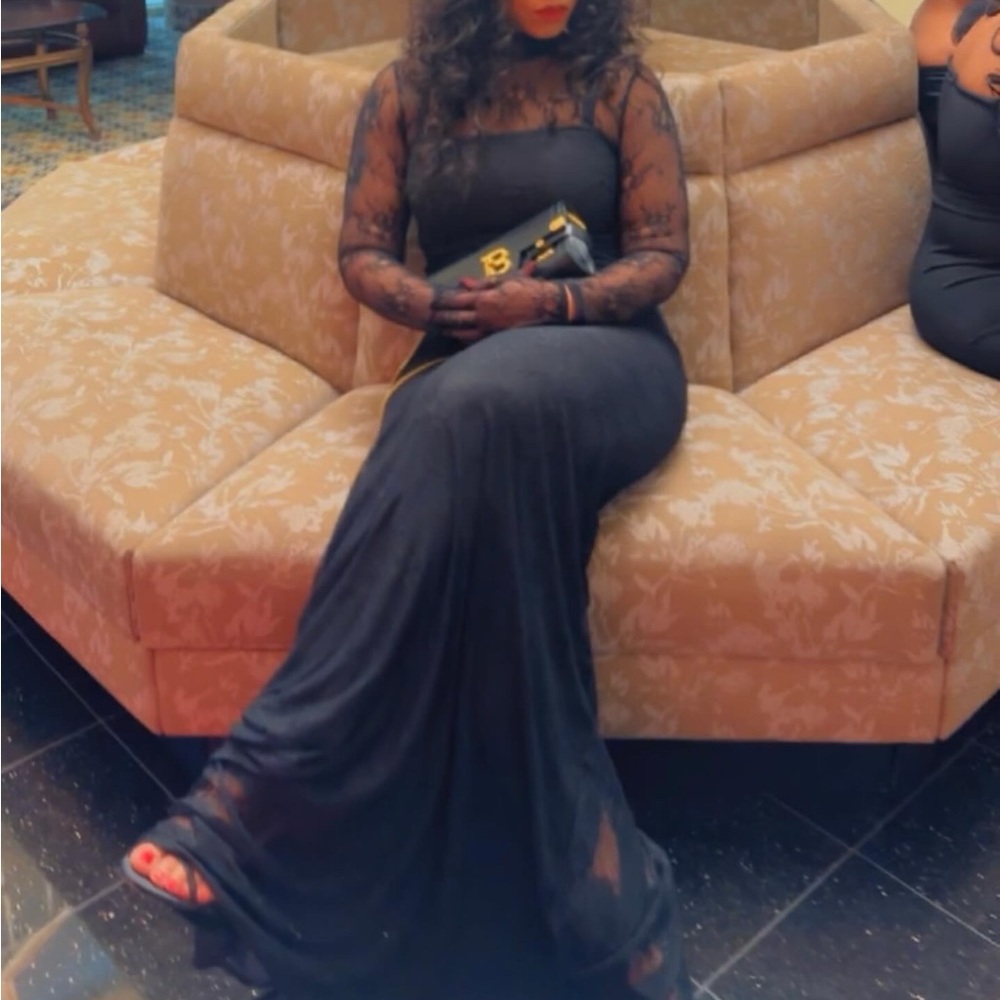 Portofino gloved black laced maxi dress